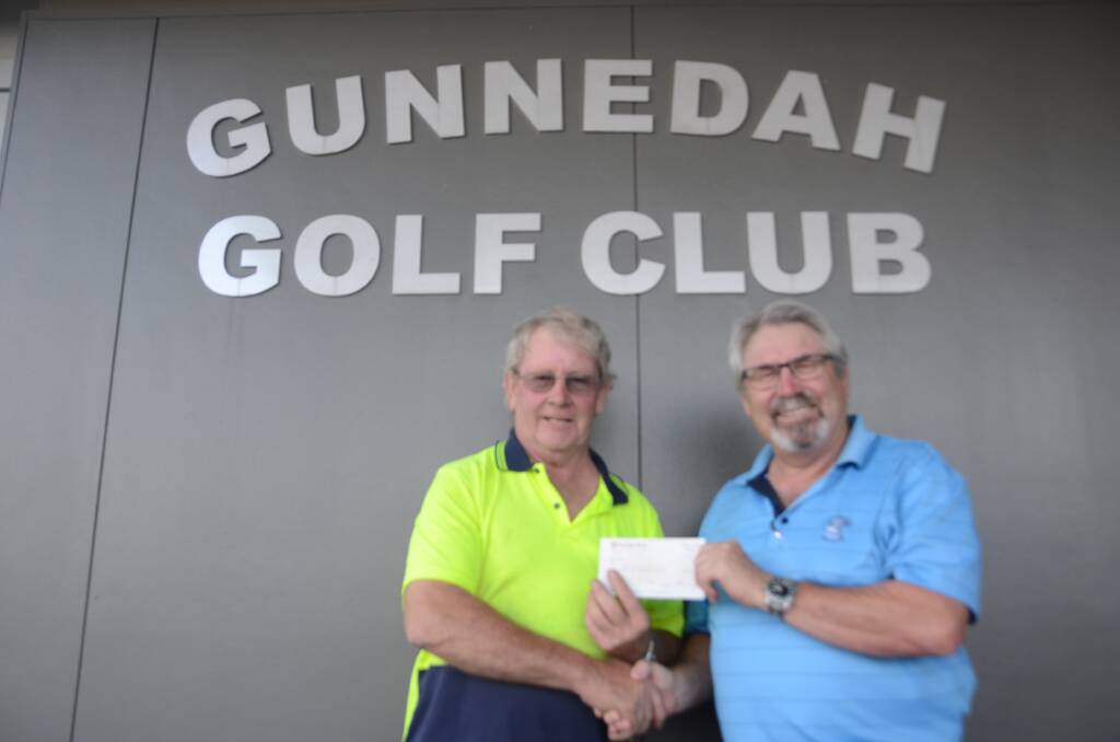 LUCKY WINNER: Ian Frankie receives his prize money from Gunnedah Golf Club Secretary Peter Vernon. Photo: Billy Jupp