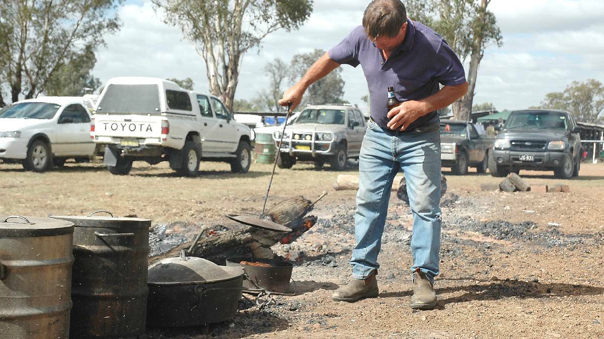 COOKING CREATION: Boggabri Drover’s Campfire won gold at the 2016 Regional Tourism Awards. Pictured is cook, Col ‘Mad Dog’ Gillham, in 2014.