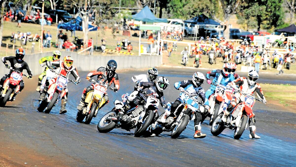 Riders off and racing at last weekend’s Interclub Tr-Series round one at Balcary Park. Leading the field is No.1 is Troy Bayliss,  and No. 7 from Gunnedah, Marty McNamara.