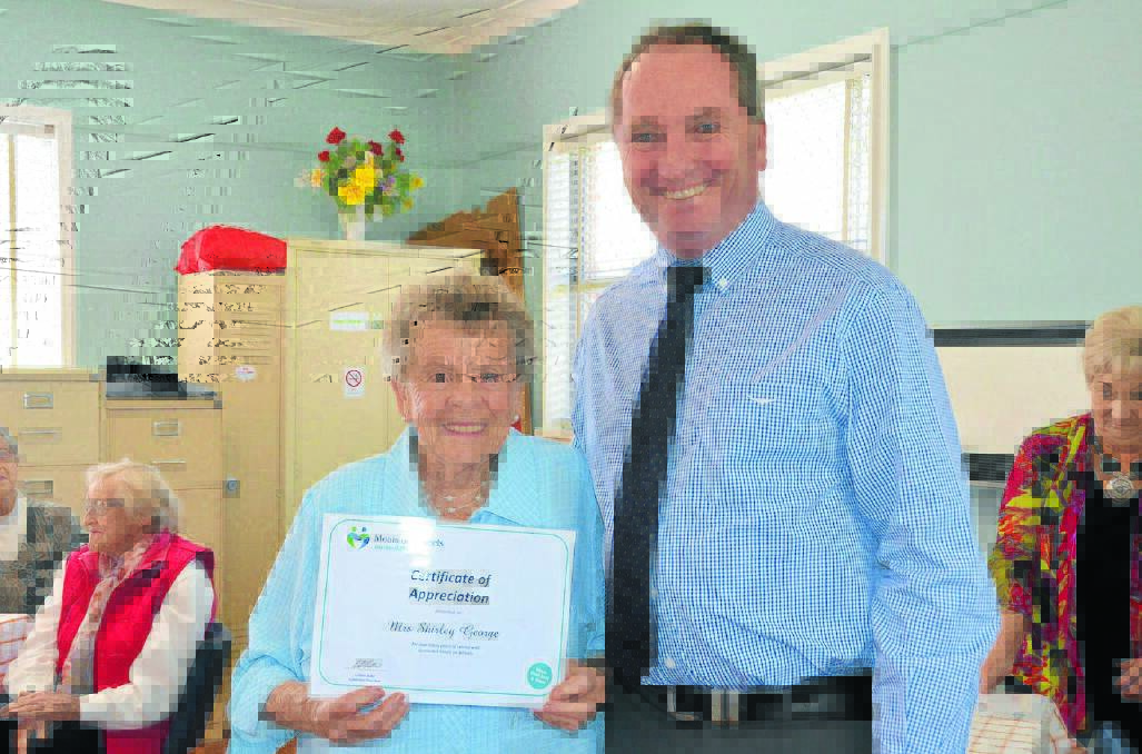 Shirley George received a certificate for long service to Meals on Wheels from Member for New England Barnaby Joyce.