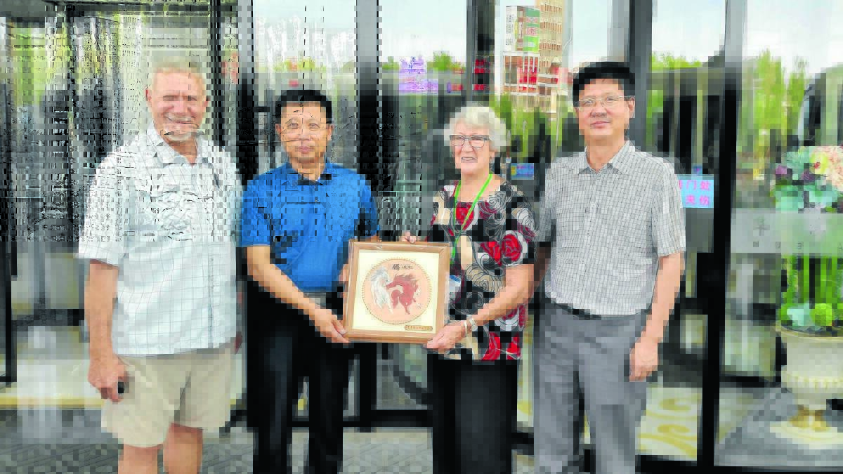 Acting mayor for the Linhe District Wang Zhaosheng and first vice-mayor Yang Xongxiong present Gunnedah Shire mayor Owen Hasler and deputy mayor Gae Swain with a farewell gift on their departure from Linhe District.