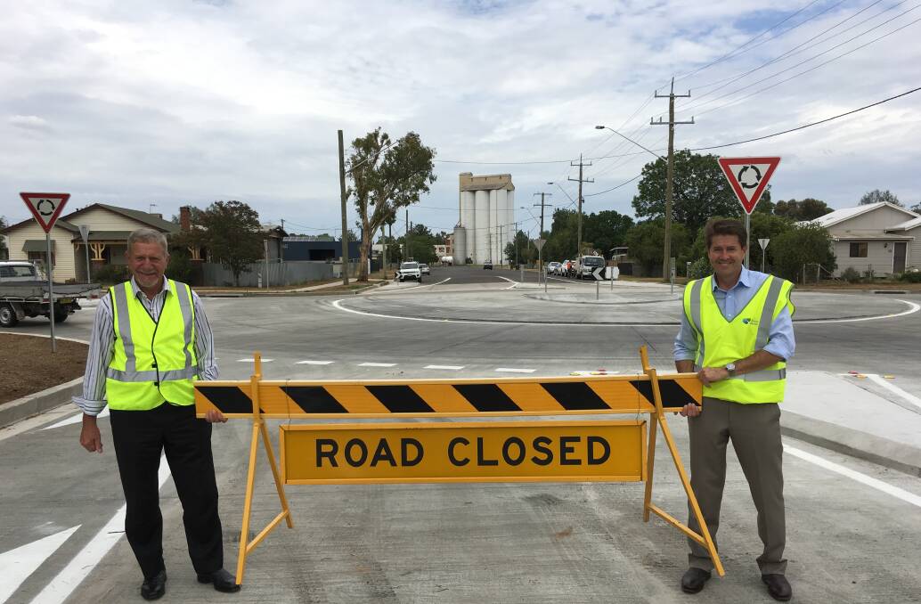 Gunnedah mayor Owen Hasler and Member for Tamworth Kevin Anderson open the new roundabout ahead of Christmas.