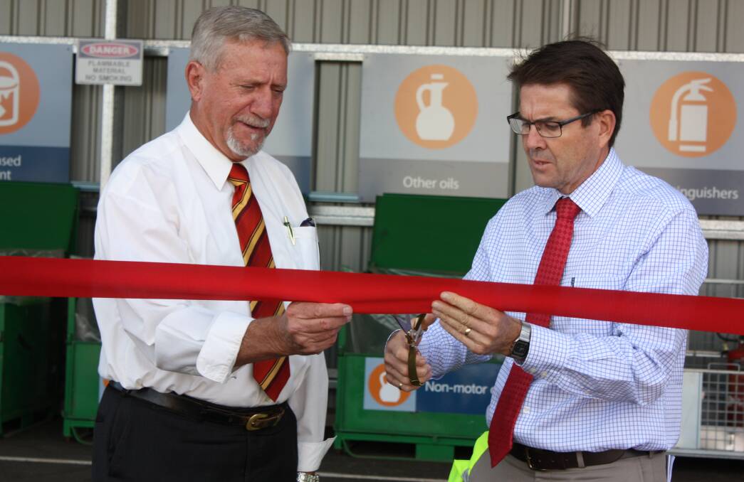 Gunnedah mayor Owen Halser and Member for Tamworth Kevin Anderson open the Community Recycling Centre.