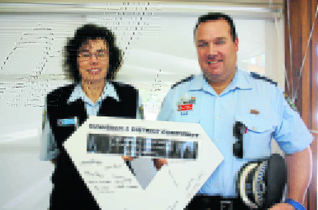 Gunnedah Senior Constable Dianne Klante with Inspector Paul Johnson and the White Ribbon pledge.