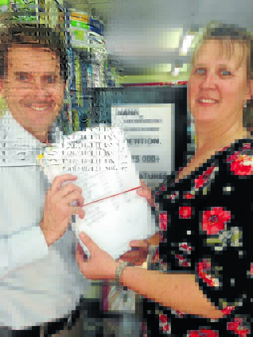 Member for Tamworth Kevin Anderson is presented with the petition by Tamworth
Newsagency owner and Newsagents Association of NSW and ACT Treasurer Sharon Maloney.