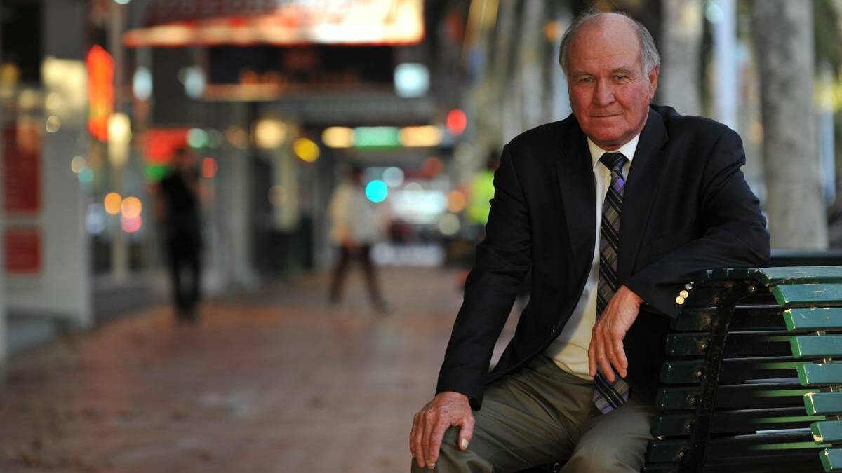 Tony Windsor may run against Barnaby Joyce after 'provocative' mine approval