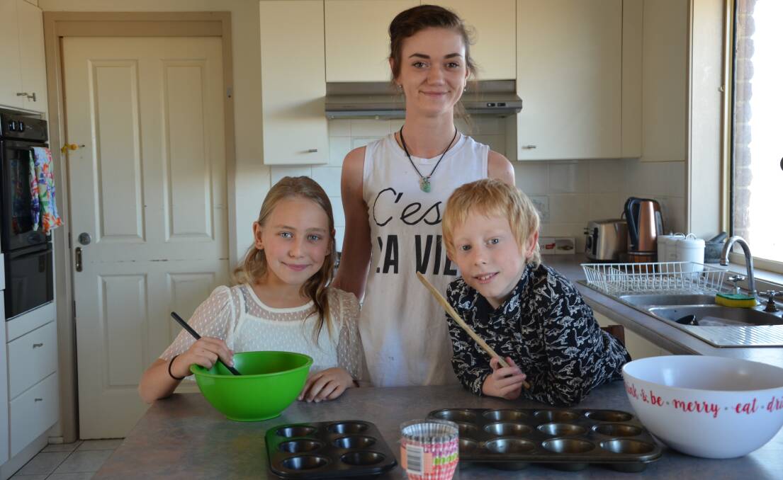 PITCHING-IN: Marlie, Nadine and Eli Tennant are baking up a storm to help the region's drought-stricken farmers. Photo: Billy Jupp 