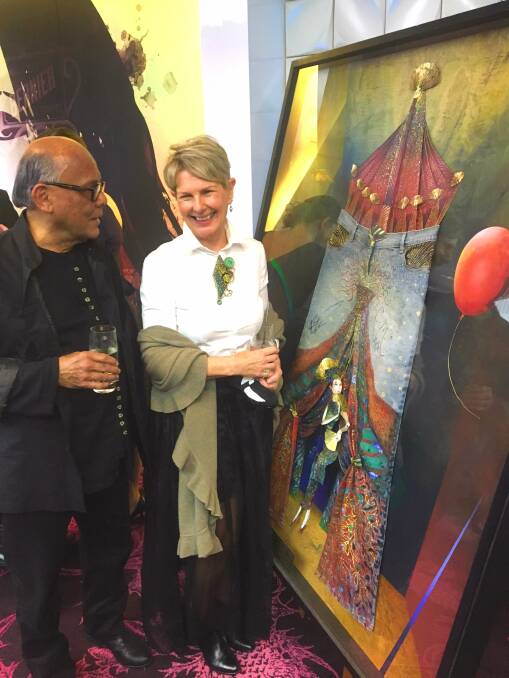 PULLING TOGETHER: Tamworth artist Hugh Oliveiro and Gunnedah business woman Glenise Anderson at the 2017 CMRI Jeans for Genes Ball in Sydney discussing the jeans he painted for Baz Luhrmann & Catherine Martin. Photo: Supplied 