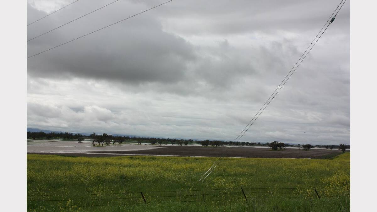 Floodwater rises around Breeza | VIDEO, GALLERY