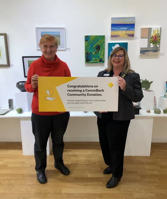 Commonwealth Bank Gunnedah branch have presented a $500 donation to Arts Gunnedah who plan to put the funds towards prize money for their upcoming 50th Annual Art & Ceramics Exhibition. 