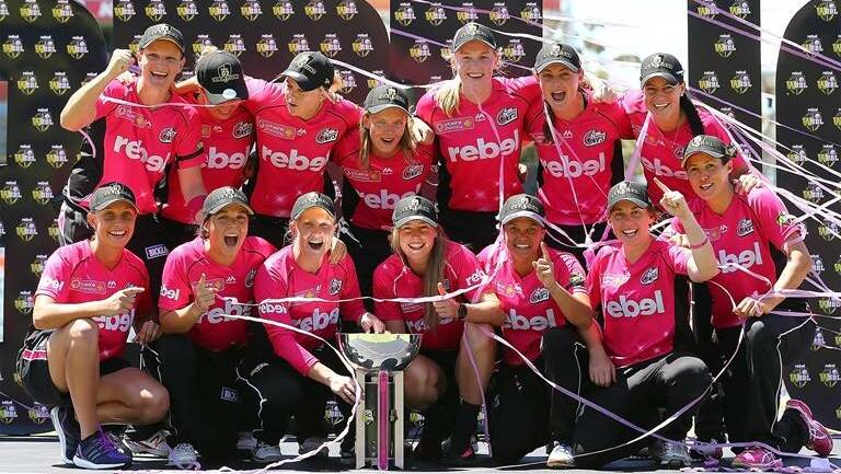 Emily Leys (back row second from left) has resigned with the Sydney Sixers for the upcoming women's BBL.