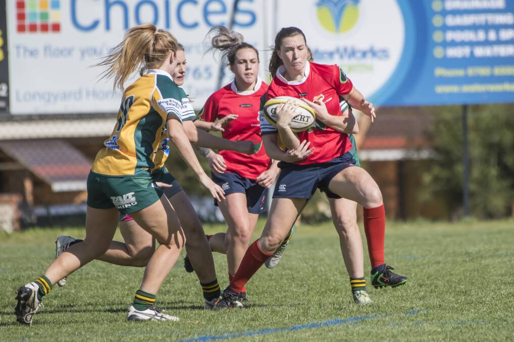 Fiona Laurie looks to step her way past the Inverell defence. Photo: Peter Hardin