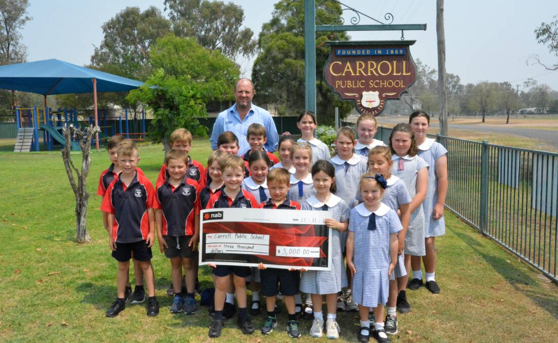 Carroll Cotton Co general manager Scott Davies presents a $3000 cheque to Carroll Public School students. Photo: Jessica Worboys