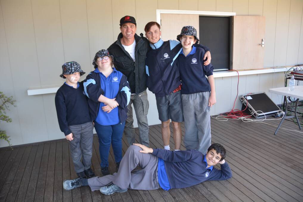 GS Kidd Memorial School students Zavier Eveleigh, Makenna Hedley, Tyson Small, Max Edmunds and Cameron Tighe (front) with Shannon Noll. Photo: Jessica Worboys