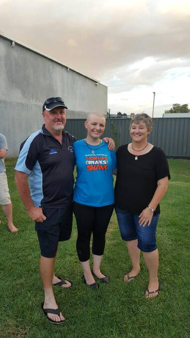 Krystal Sawyer (centre) with her parents Peter and Jodie Holledge. Photo: supplied.
