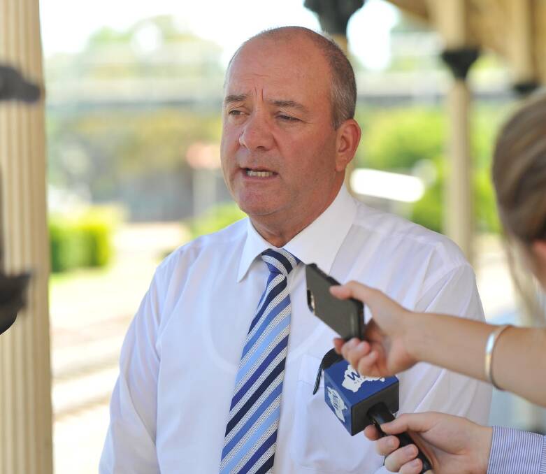 The Independent Commission Against Corruption has seen text messages that show then Wagga MP Daryl Maguire encouraging the NSW Premier Gladys Berejiklian to get a private phone and use 'untraceable' Chinese messaging app.