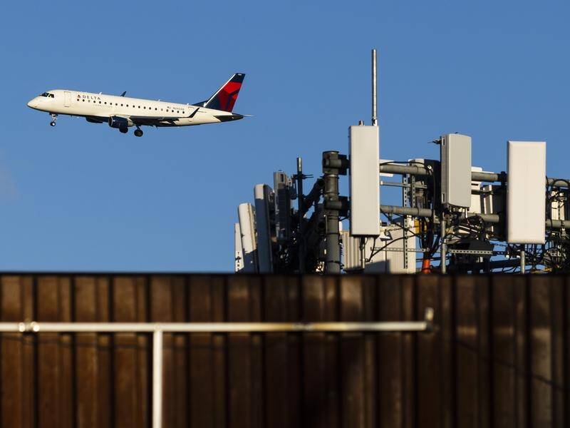 A 5G wireless rollout in the US has raised safety concerns in the airline industry.
